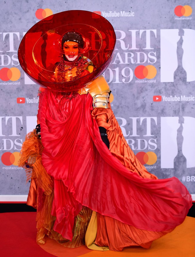 Thảm đỏ BRIT Awards 2019: Pink, Shawn Mendes dẫn đầu dàn sao, nhưng spotlight thuộc về loạt màn đọ sắc gây sốc - Ảnh 9.