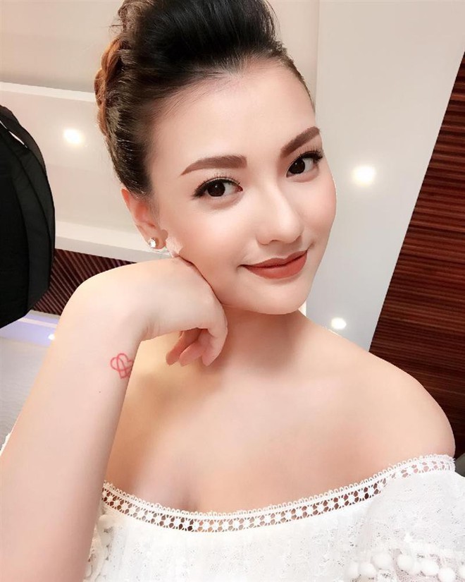 Để d&acirc;n mạng đợi hơi l&acirc;u nhưng cuối c&ugrave;ng Hồng Quế cũng chịu khoe nhẫn kim cương nửa tỷ rồi! - Ảnh 5.
