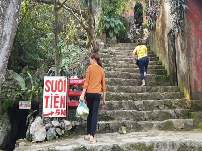 Lật tẩy chi&ecirc;u tr&ograve; mua thần b&aacute;n th&aacute;nh lừa h&agrave;ng ngh&igrave;n người m&ecirc; muội tại ch&ugrave;a Hương - Ảnh 2.