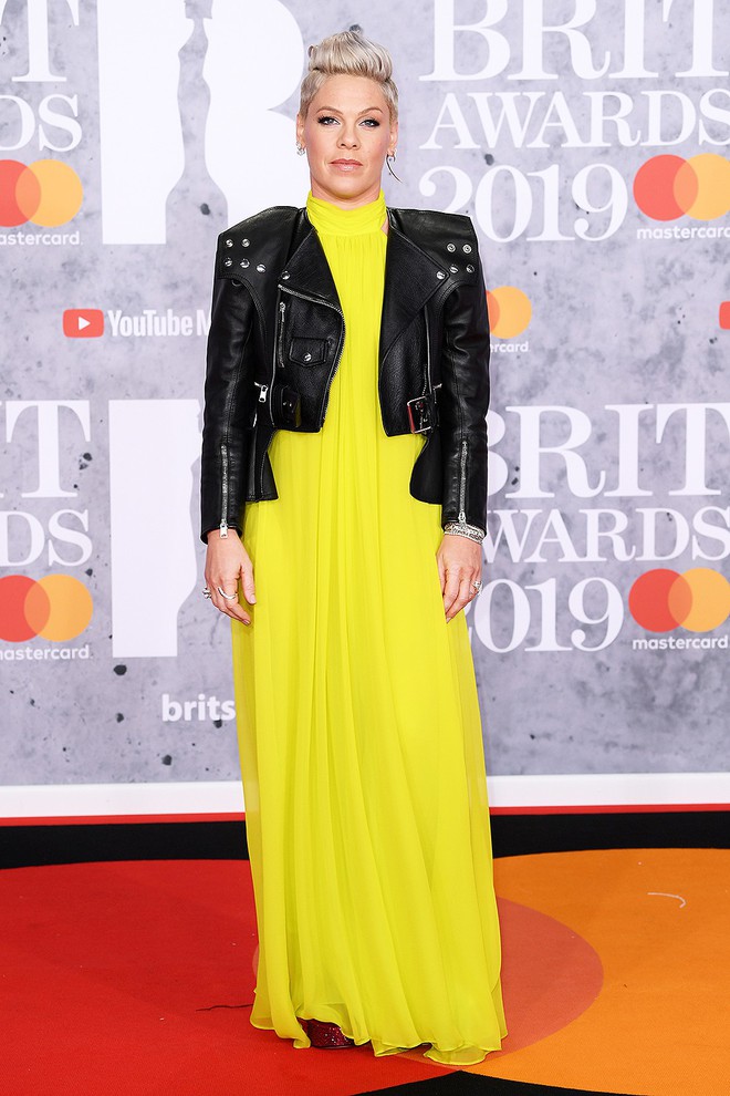 Thảm đỏ BRIT Awards 2019: Pink, Shawn Mendes dẫn đầu dàn sao, nhưng spotlight thuộc về loạt màn đọ sắc gây sốc - Ảnh 1.
