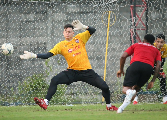 Văn Lâm thích thú với cách mừng sinh nhật bằng trứng sống ở Muangthong United - Ảnh 9.