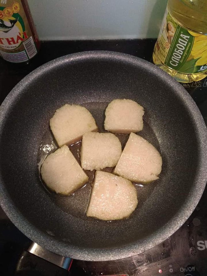 Chỉ th&iacute;ch ăn vỏ b&aacute;nh chưng, c&ocirc; g&aacute;i g&oacute;i nguy&ecirc;n một c&aacute;i to đ&ugrave;ng kh&ocirc;ng nh&acirc;n ăn cho b&otilde; - Ảnh 2.