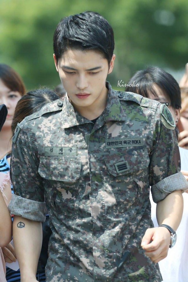 Nhìn loạt hình body xương mai như sắp bay, fan lại chỉ mong Kim Jaejoong trở lại vạm vỡ như thời trong quân ngũ - Ảnh 2.