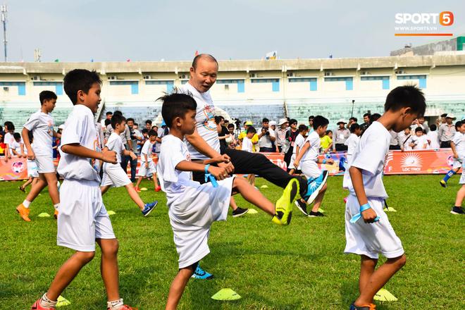 HLV Park Hang-seo gieo ước mơ cho trẻ em đam m&ecirc; b&oacute;ng đ&aacute; tại An Giang - Ảnh 4.