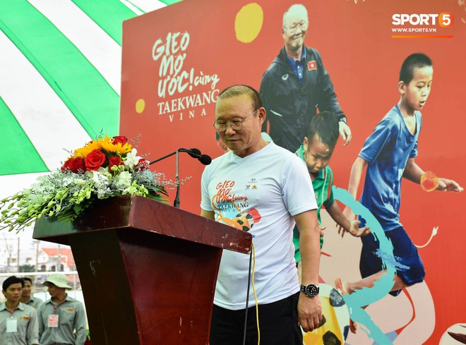 HLV Park Hang-seo gieo ước mơ cho trẻ em đam m&ecirc; b&oacute;ng đ&aacute; tại An Giang - Ảnh 2.