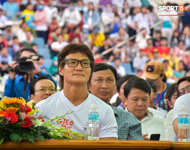 HLV Park Hang-seo gieo ước mơ cho trẻ em đam m&ecirc; b&oacute;ng đ&aacute; tại An Giang - Ảnh 7.