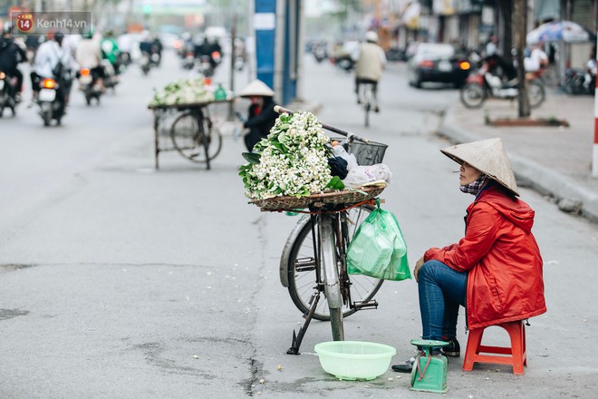 Hoa bưởi tháng 2 theo gió xuống phố Hà Nội, giá lên đến 300.000 đồng/kg vẫn cháy hàng - Ảnh 1.