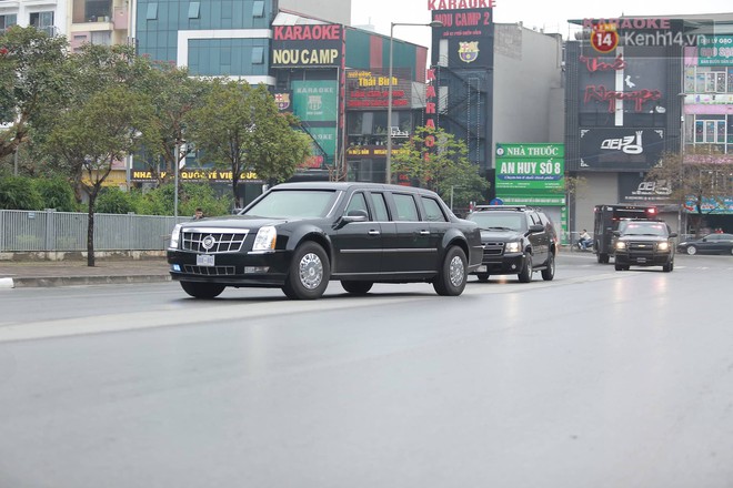 Cận cảnh si&ecirc;u xe Qu&aacute;i th&uacute; của Tổng thống Trump v&agrave; đo&agrave;n xe hộ tống tr&ecirc;n đường phố H&agrave; Nội - Ảnh 4.