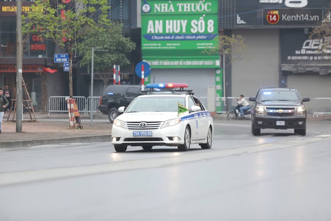 Cận cảnh si&ecirc;u xe Qu&aacute;i th&uacute; của Tổng thống Trump v&agrave; đo&agrave;n xe hộ tống tr&ecirc;n đường phố H&agrave; Nội - Ảnh 3.