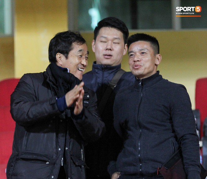HLV Lee Young-jin tay bắt mặt mừng, cười sảng khoái khi gặp lại các học trò ở tuyển Việt Nam - Ảnh 5.