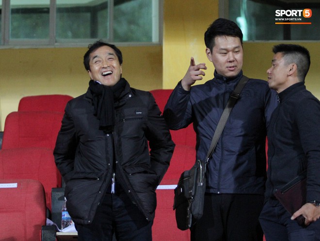 HLV Lee Young-jin tay bắt mặt mừng, cười sảng khoái khi gặp lại các học trò ở tuyển Việt Nam - Ảnh 6.