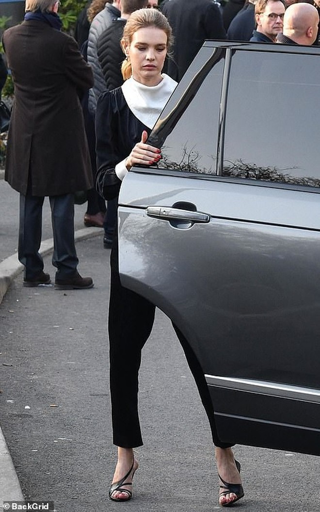 Lễ hỏa táng của huyền thoại Karl Lagerfeld: Công chúa Monaco, tổng biên tạp chí Vogue cùng dàn siêu mẫu đến tiễn đưa - Ảnh 10.