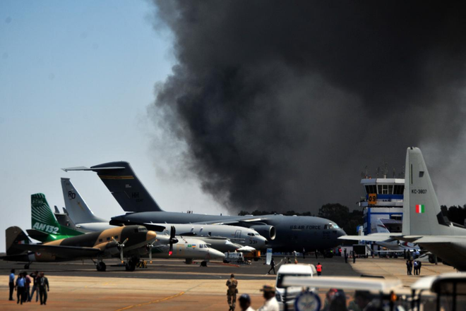 Cháy lớn thiêu hủy hàng trăm ô tô tại triển lãm hàng không Ấn Độ​ - Ảnh 1.