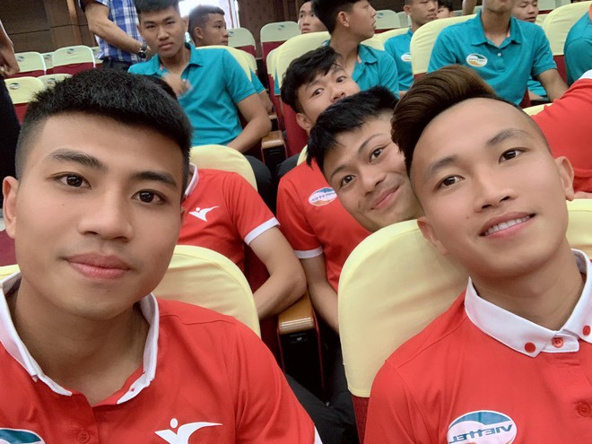 Trước giờ ra sân vòng 1 V.League 2019, chú bộ đội Bùi Tiến Dũng gây cười với điệu lườm đáng yêu - Ảnh 4.