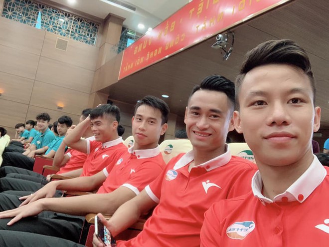 Trước giờ ra sân vòng 1 V.League 2019, chú bộ đội Bùi Tiến Dũng gây cười với điệu lườm đáng yêu - Ảnh 3.