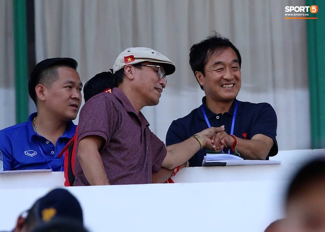 HLV Lee Young-jin xem giò U22 Việt Nam trong trận bán kết với U22 Indonesia - Ảnh 2.