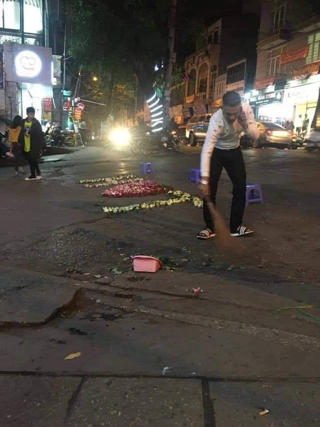 Xếp hoa tỏ t&igrave;nh trước cổng trường ĐH nhưng bị từ chối, ch&agrave;ng trai k&eacute;o &aacute;o crush rồi lớn giọng: Em nghĩ em trốn được anh &agrave;? - Ảnh 1.