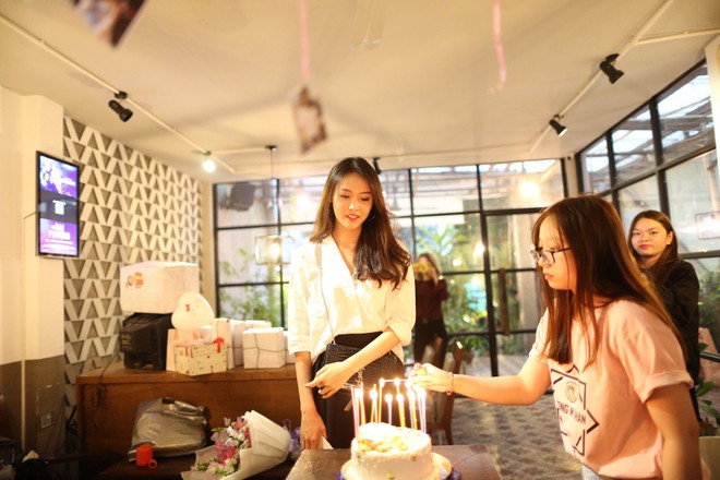 Fan đánh úp, tổ chức sinh nhật bất ngờ khiến Á hậu Trương Mỹ Nhân vỡ oà - Ảnh 4.