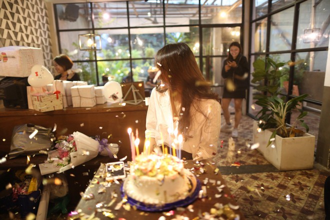 Fan đánh úp, tổ chức sinh nhật bất ngờ khiến Á hậu Trương Mỹ Nhân vỡ oà - Ảnh 6.