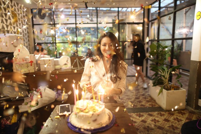 Fan đánh úp, tổ chức sinh nhật bất ngờ khiến Á hậu Trương Mỹ Nhân vỡ oà - Ảnh 5.