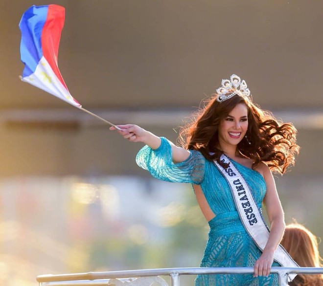 Sự cố hi hữu trong lịch sử Miss Universe: Đang diễu hành, Hoa hậu làm vỡ vương miện 6 tỉ và phản ứng bất ngờ sau đó - Ảnh 13.