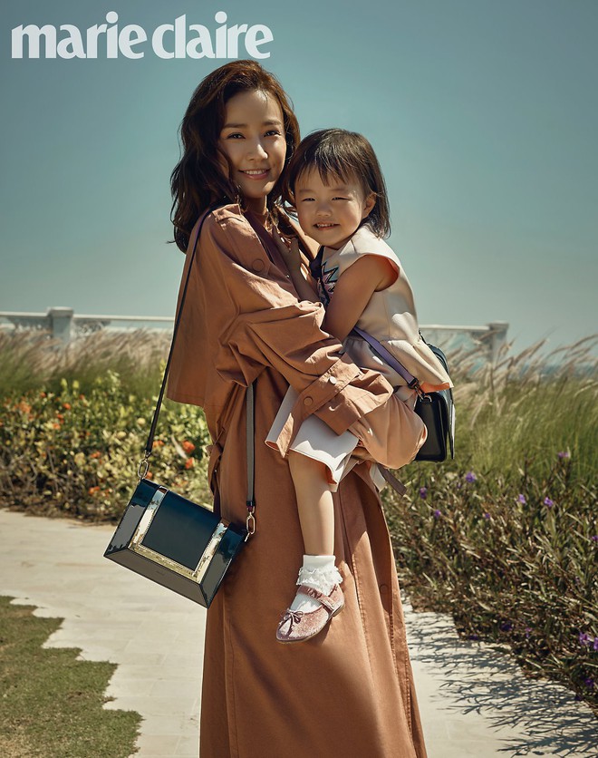 Vợ chồng tài tử Kwon Sang Woo và Hoa hậu Hàn lần đầu công khai đi cùng con gái tại sân bay, còn khoe mặt mộc 100% - Ảnh 13.
