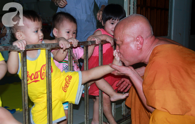 Ánh mắt cầu cứu của 232 đứa trẻ bị bố mẹ bỏ rơi, lớn lên từ vạt áo cà sa của người cha già nơi cửa Phật - Ảnh 16.