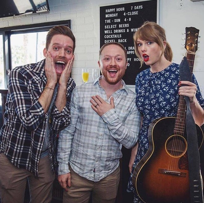 Bất ngờ cầm guitar hát tặng fan trong tiệc đính hôn, Taylor Swift làm ai cũng nhớ tới công chúa đồng quê năm nào - Ảnh 3.