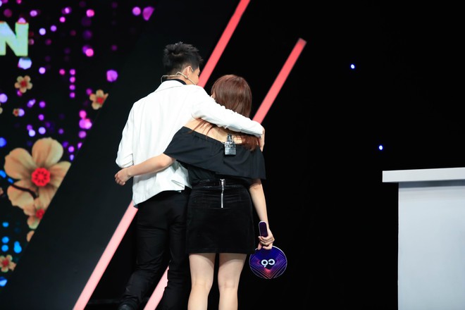 Quang Đăng - Th&aacute;i Trinh t&igrave;nh bể b&igrave;nh khi chơi gameshow - Ảnh 4.
