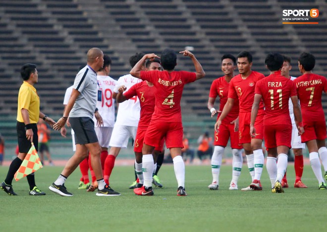 Thành viên BHL U22 Việt Nam nổi cơn giận dữ trước những hành động ăn mừng khiêu khích của Indonesia - Ảnh 2.