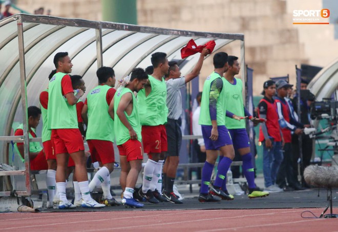 Thành viên BHL U22 Việt Nam nổi cơn giận dữ trước những hành động ăn mừng khiêu khích của Indonesia - Ảnh 7.