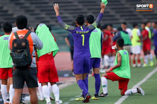 Thành viên BHL U22 Việt Nam nổi cơn giận dữ trước những hành động ăn mừng khiêu khích của Indonesia - Ảnh 3.