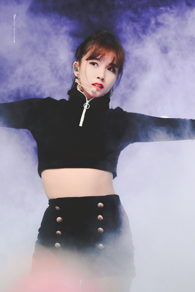 TWICE cứ rũ bỏ h&igrave;nh tượng trong s&aacute;ng lại khiến d&acirc;n t&igrave;nh đi&ecirc;n đảo, v&agrave; c&ocirc; n&agrave;ng vừa c&oacute; m&agrave;n &ldquo;lột x&aacute;c&rdquo; g&acirc;y sốt to&agrave;n tập l&agrave;&hellip; - Ảnh 1.