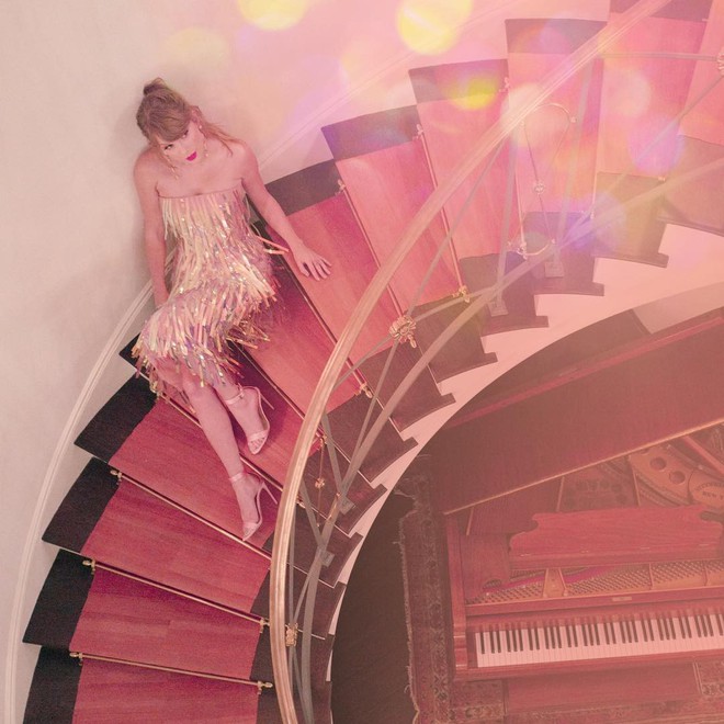 Để bồ đi thảm đỏ Oscar với trai, Taylor Swift ở nhà chẳng chịu thua kém: Ăn diện lồng lộn, ngồi cầu thang sống ảo - Ảnh 1.