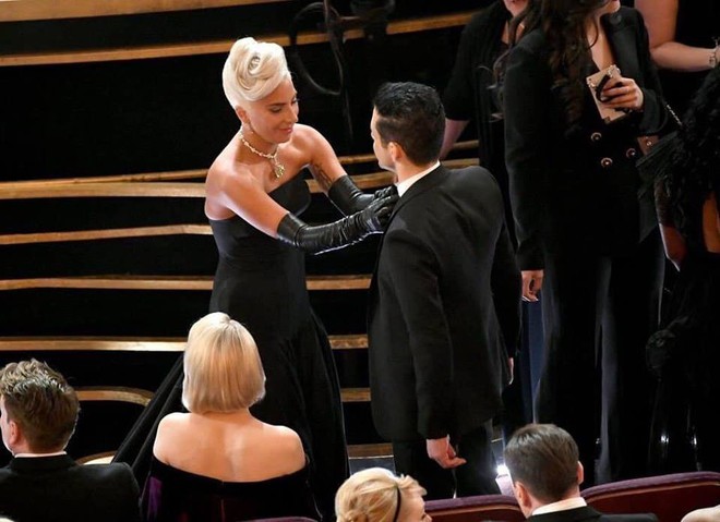 Khoảnh khắc siêu dễ thương: Lady Gaga chỉnh lại nơ cổ cho Rami Malek, trao nhau nụ hôn giữa Oscar - Ảnh 1.