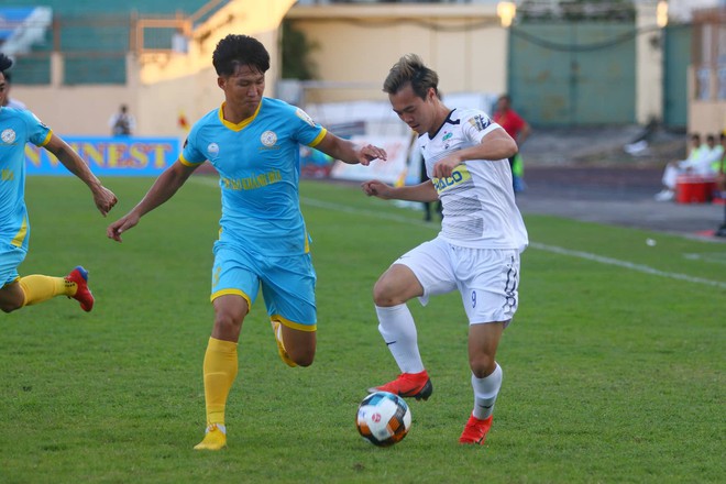 Khoảnh khắc vòng 1 V.League 2019: Tiền vệ Nguyễn Tuấn Anh trở lại, nước mắt Quế Ngọc Hải trận đầu khoác áo Viettel - Ảnh 2.