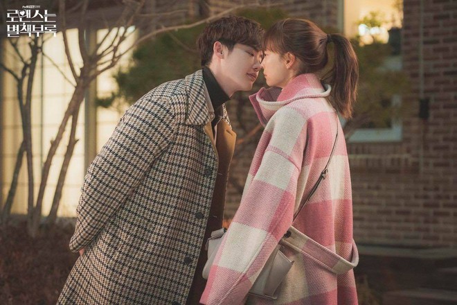 Cả thế giới đổ dồn về Oscar, người Hàn chỉ chăm chăm Lee Jong Suk hôn Lee Na Young ở Phụ Lục Tình Yêu - Ảnh 5.