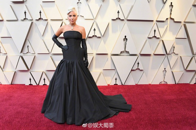 Netizen Trung trầm trồ với chiếc vòng cổ của Audrey Hepburn được Chị Dậu Lady Gaga mang dự Oscar 2019 - Ảnh 1.