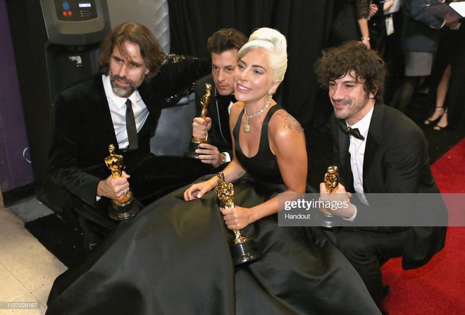 Lady Gaga òa khóc nức nở trong hậu trường, nắm chặt tượng vàng Oscar đầu tiên trong sự nghiệp - Ảnh 9.
