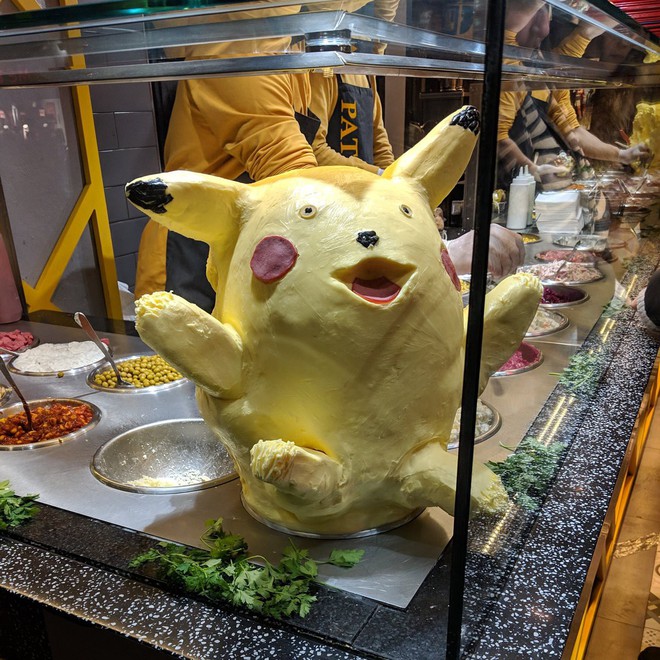 Pikachu l&agrave;m từ bơ khiến thực kh&aacute;ch kh&ocirc;ng thể rời mắt v&igrave; vừa dị vừa đ&aacute;ng y&ecirc;u - Ảnh 1.