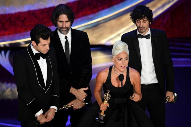 Lần đầu chạm tay vào tượng vàng Oscar, Lady Gaga đã vượt mặt Beyoncé để lập kỷ lục mới - Ảnh 2.
