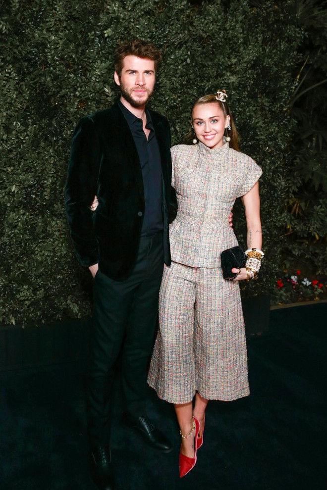 Tiền tiệc Oscar: Miley Cyrus tình tứ bên Kristen Stewart dù đến với chồng, Katy Perry khoe nhẫn khủng bên dàn siêu sao - Ảnh 1.