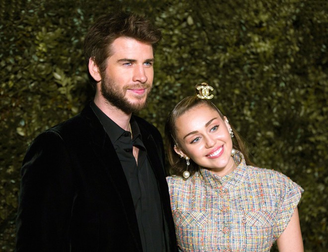 Tiền tiệc Oscar: Miley Cyrus tình tứ bên Kristen Stewart dù đến với chồng, Katy Perry khoe nhẫn khủng bên dàn siêu sao - Ảnh 2.