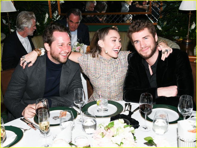Tiền tiệc Oscar: Miley Cyrus tình tứ bên Kristen Stewart dù đến với chồng, Katy Perry khoe nhẫn khủng bên dàn siêu sao - Ảnh 3.