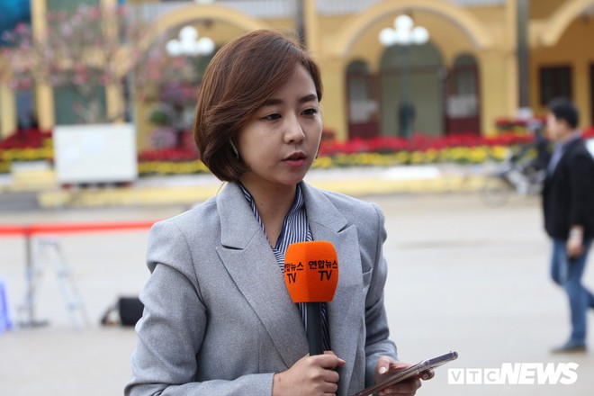 Nữ phóng viên Nhật Bản, Hàn Quốc xinh đẹp trực chiến tại ga Đồng Đăng - Ảnh 2.