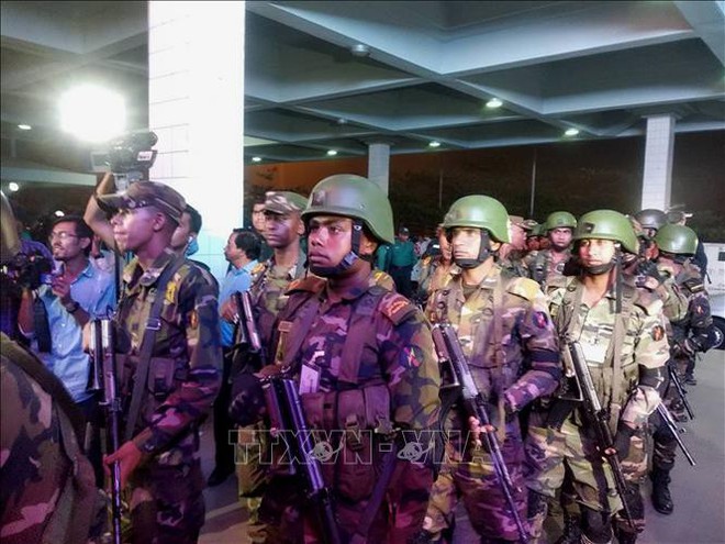 Vụ m&aacute;y bay hạ c&aacute;nh khẩn cấp tại Bangladesh: Kẻ tấn c&ocirc;ng sử dụng s&uacute;ng đồ chơi  - Ảnh 1.