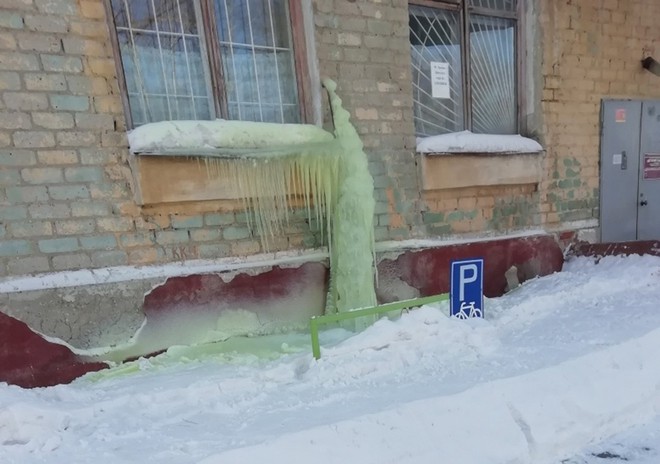 Rùng rợn cảnh tuyết xanh và tuyết đen xuất hiện tại Nga, hậu quả của tình trạng ô nhiễm môi trường - Ảnh 1.