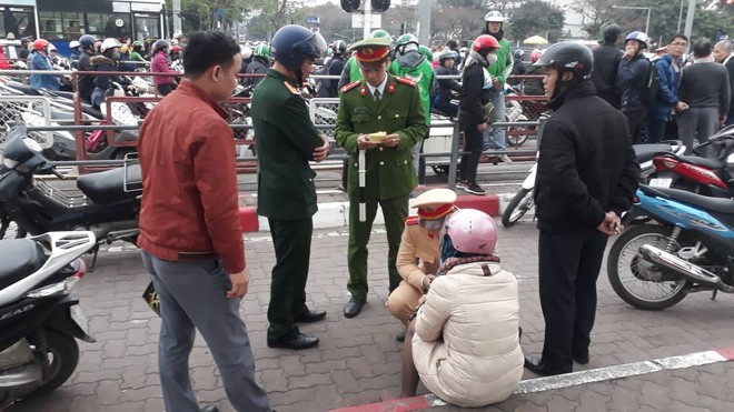 Nạn nhân bàng hoàng kể lại vụ ô tô đâm hàng loạt xe đang dừng đèn đỏ ở Hà Nội: May là tôi bị húc văng lên chứ không bị cuốn vào gầm xe... - Ảnh 1.