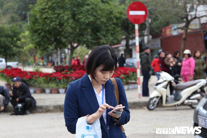 Nữ ph&oacute;ng vi&ecirc;n Nhật Bản, H&agrave;n Quốc xinh đẹp trực chiến tại ga Đồng Đăng - Ảnh 3.