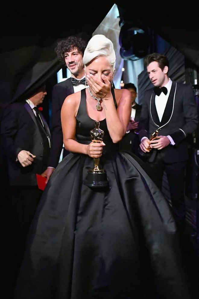 Lady Gaga òa khóc nức nở trong hậu trường, nắm chặt tượng vàng Oscar đầu tiên trong sự nghiệp - Ảnh 6.